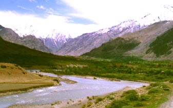 ladakh_valley.jpg (19387 bytes)